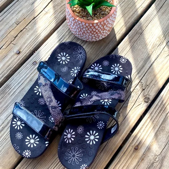 Vionic Jodie Strappy Sandal Black Patent Leather Chantily Lace Design Sz 8 - Picture 13 of 13